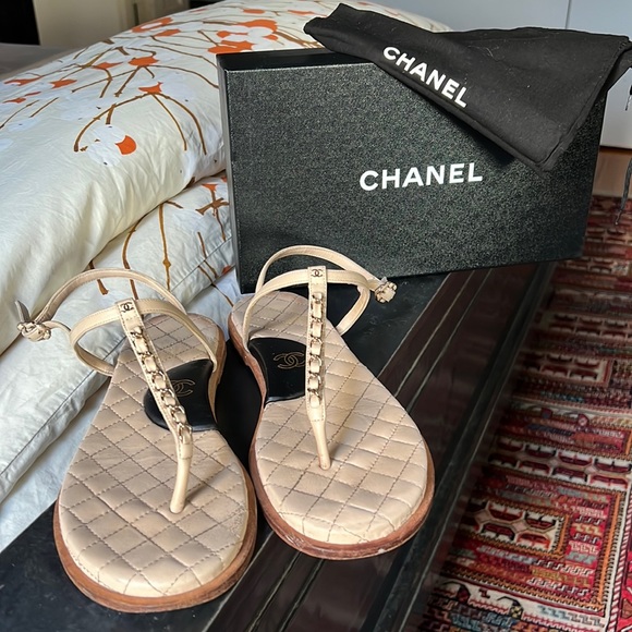 CHANEL Shoes - Chanel nude quilted t strap sandal gold chain and cc detail w/ arch support 41c